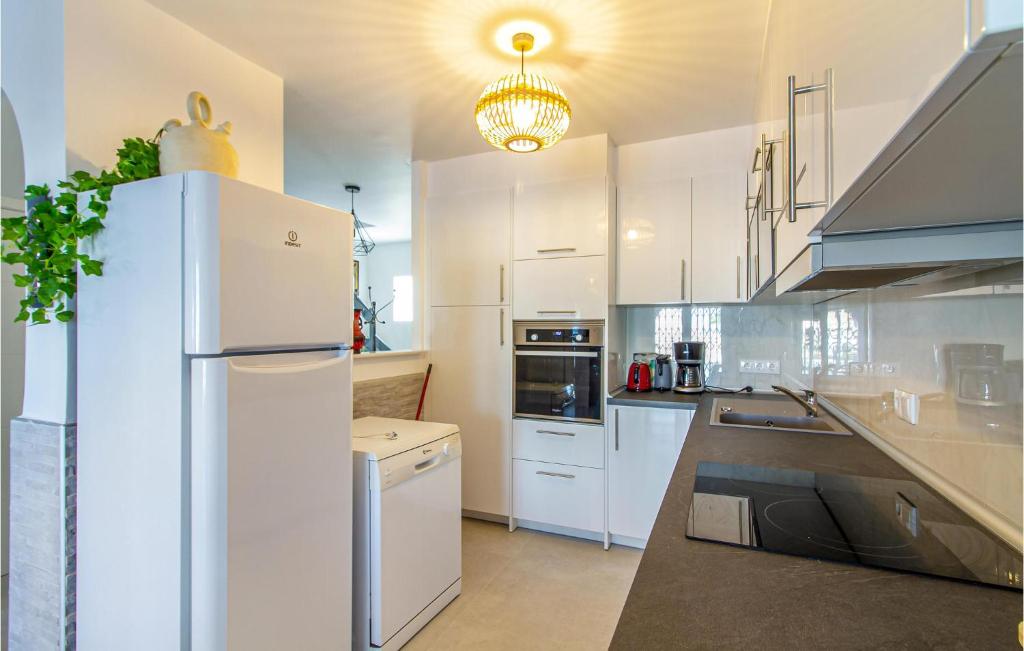 Kuchyňa alebo kuchynka v ubytovaní Amazing Home In Torrevieja With Kitchen