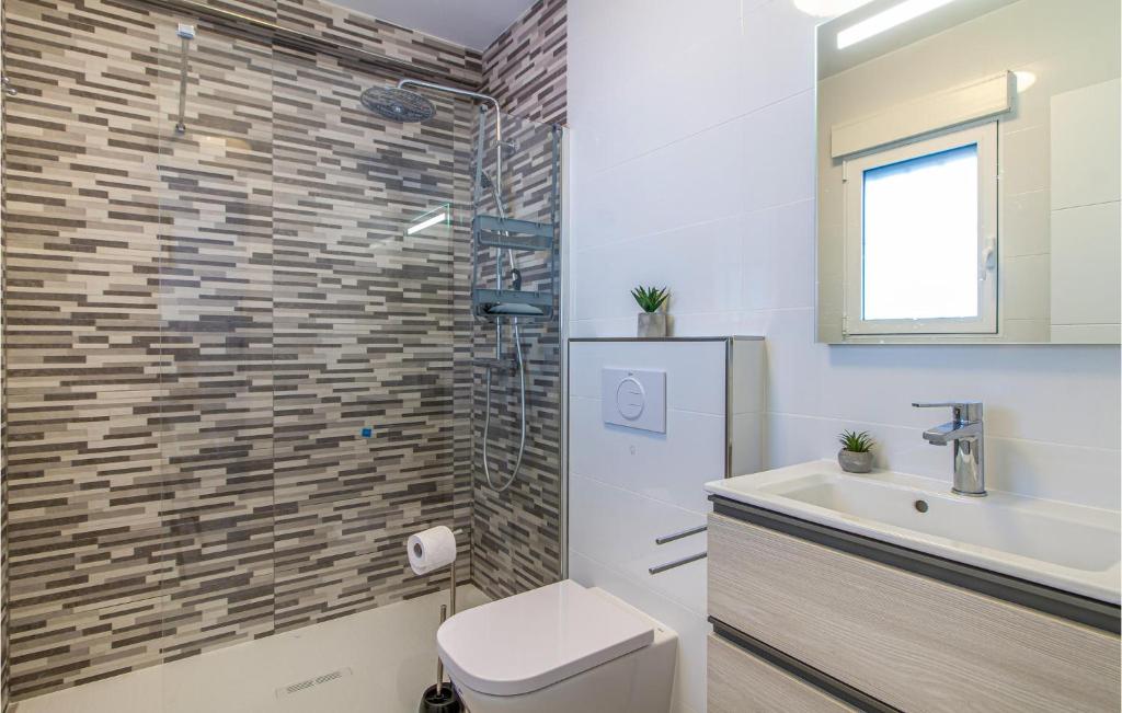 Kúpeľňa v ubytovaní Amazing Home In Torrevieja With Kitchen