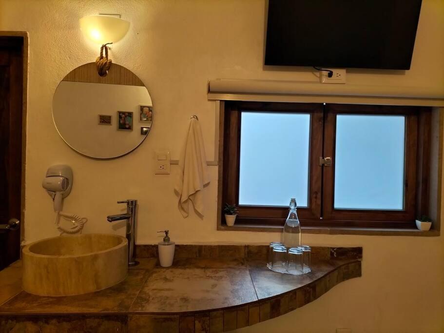 A bathroom at LA CASONA DEL DESIERTO hermosa, acogedora y centrica.