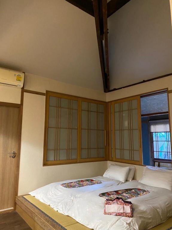 Postel nebo postele na pokoji v ubytování MAYU Bangkok Japanese Style Hotel