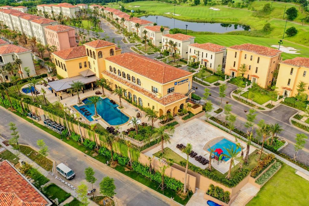 uma vista aérea de uma grande casa com piscina em Wyndham Sky Lake Resort and Villas em Hanói