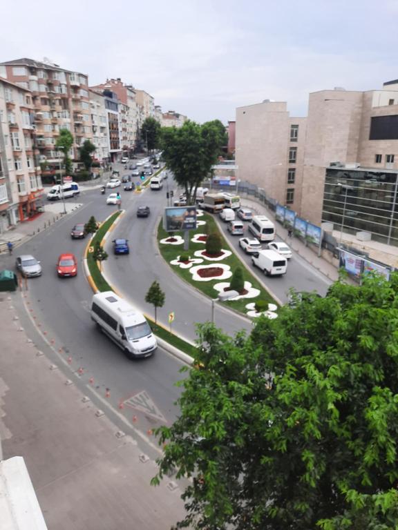 uma movimentada rua da cidade com carros na estrada em Bahcelievler Memorial Hospital Suit em Istambul