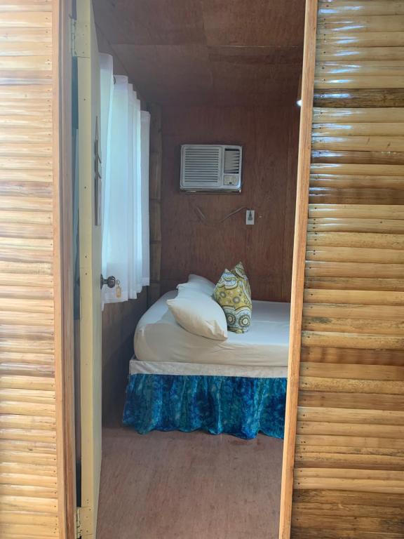 Una cama o camas en una habitación de Solo Bamboo house in the heart of the city