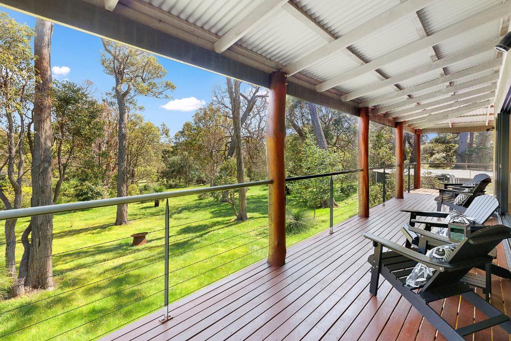 Fotografie z fotogalerie ubytování Redgum Treehouse - Outstanding luxury in the heart of wine country and minutes from the beaches v destinaci Quindalup