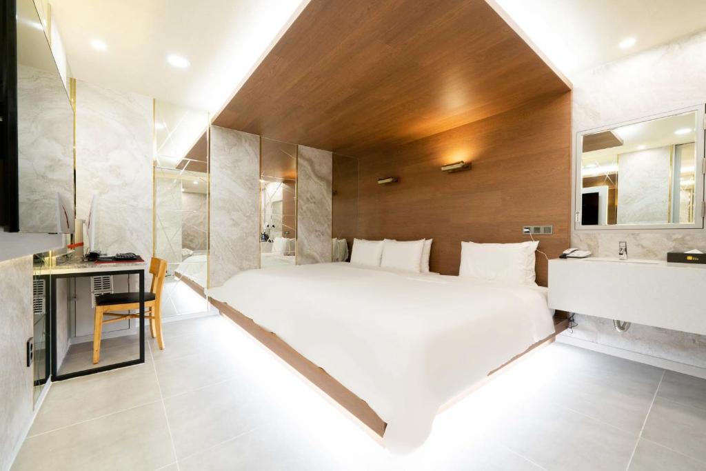 Postel nebo postele na pokoji v ubytování Ytt Hotel