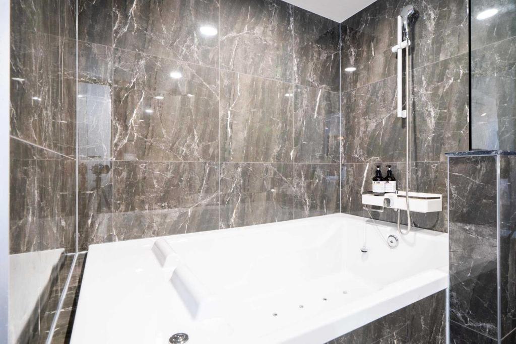 Koupelna v ubytování Ytt Hotel