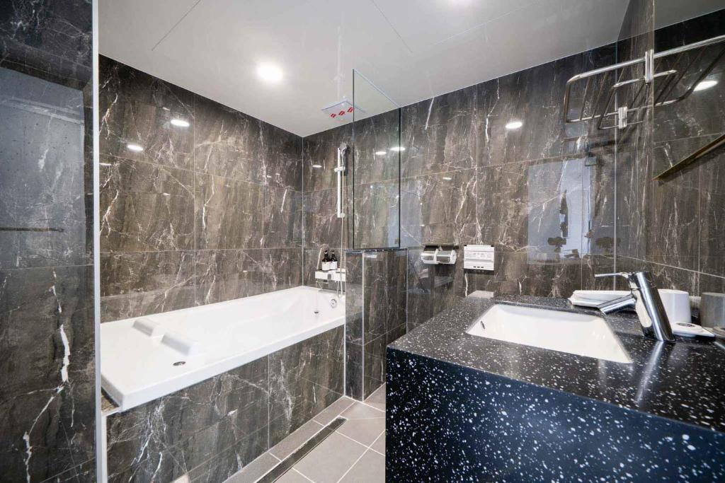 Koupelna v ubytování Ytt Hotel