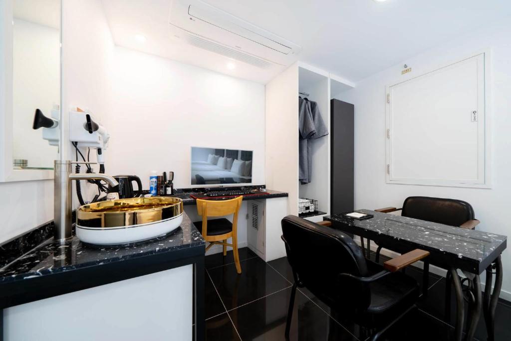 Kuchyň nebo kuchyňský kout v ubytování Ytt Hotel
