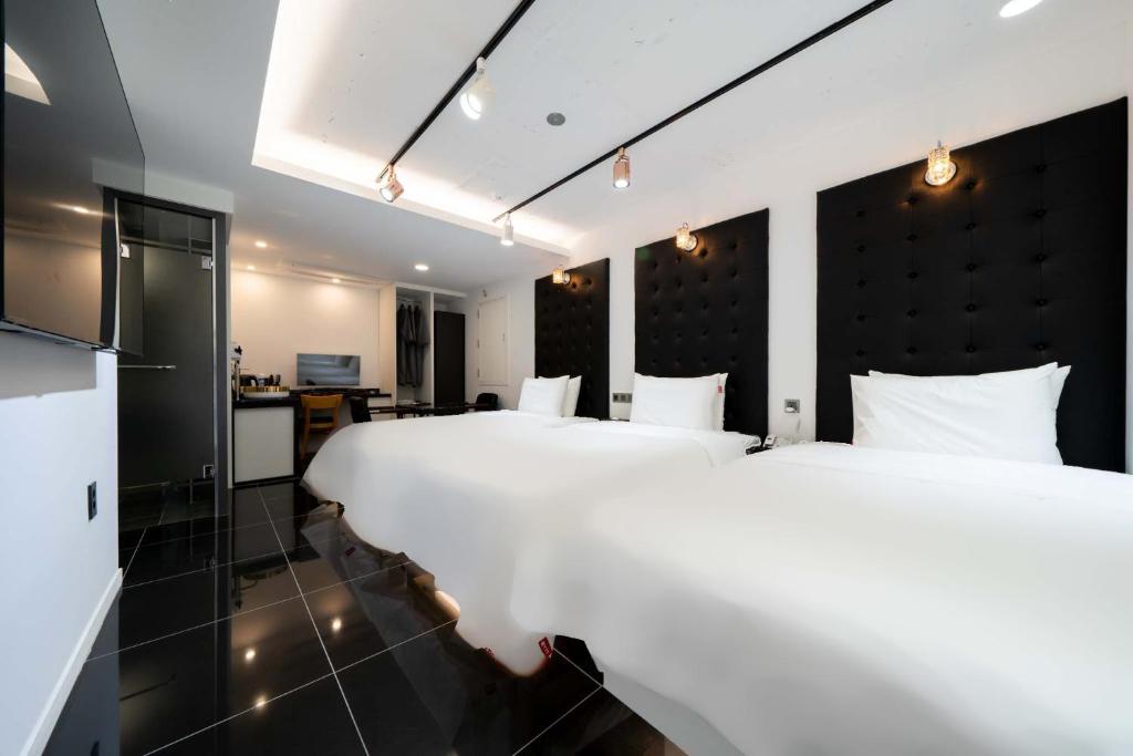 Postel nebo postele na pokoji v ubytování Ytt Hotel