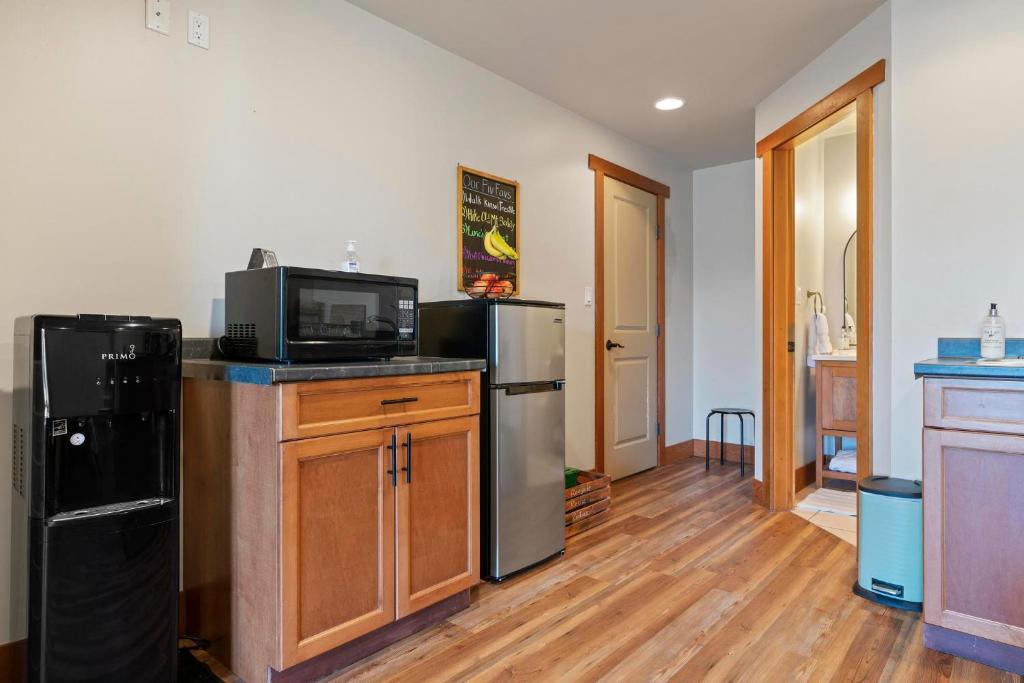 Kuchyň nebo kuchyňský kout v ubytování Shawnigan Hills Guest Suite