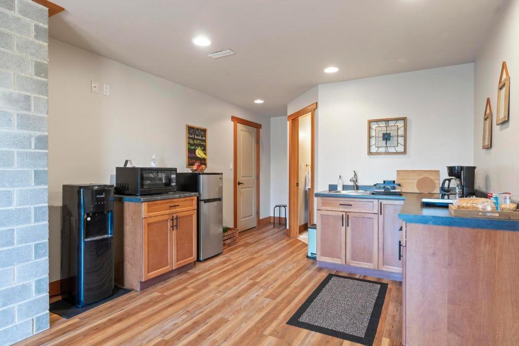 Kuchyň nebo kuchyňský kout v ubytování Shawnigan Hills Guest Suite