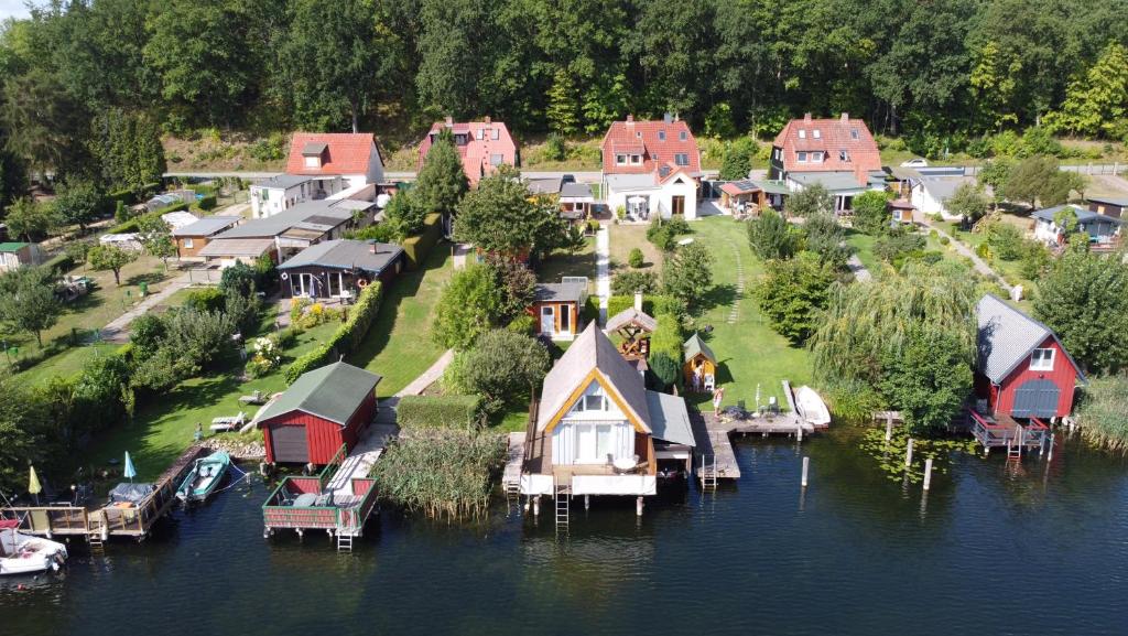 uma vista aérea de uma pequena aldeia sobre um lago em Relaxoase ***** em Krakow am See