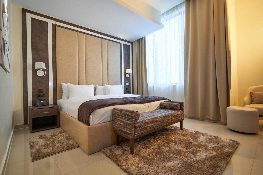 Postel nebo postele na pokoji v ubytování Monty Suites Lekki