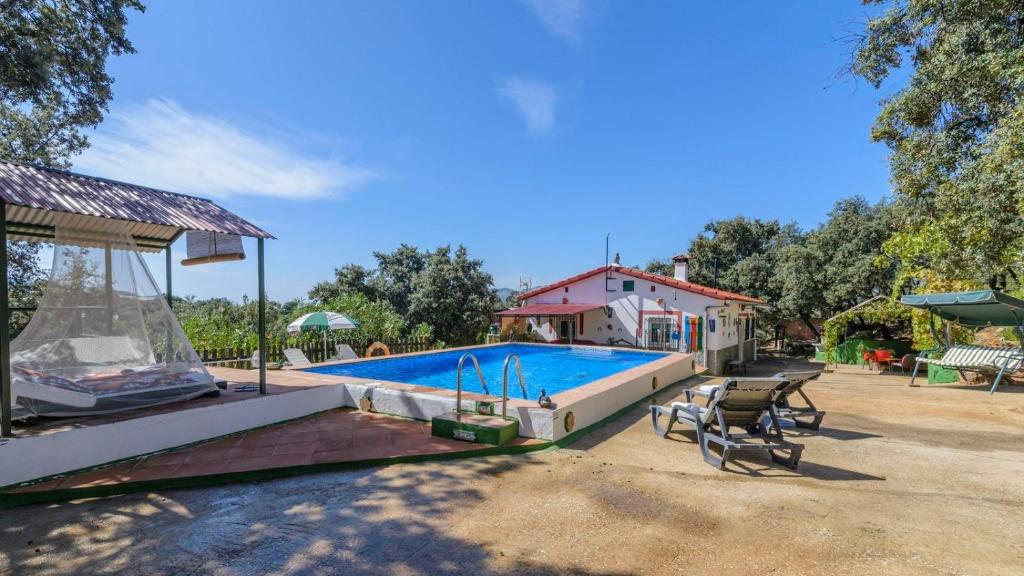 una piscina en un patio con una casa en El Castillejo Alpandeire by Ruralidays, en Alpandeire