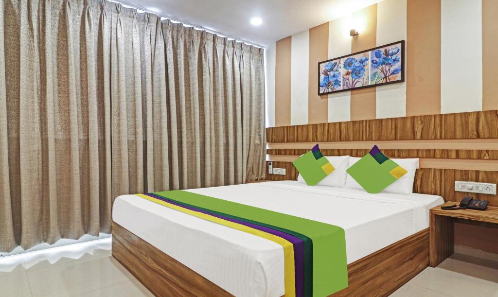 um quarto com uma cama grande num quarto em Treebo Trend Arastu Grand em Hyderabad