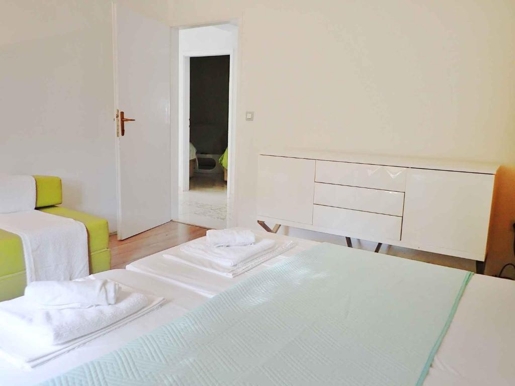 Łóżko lub łóżka w pokoju w obiekcie Apartment in Starigrad-Paklenica 34801