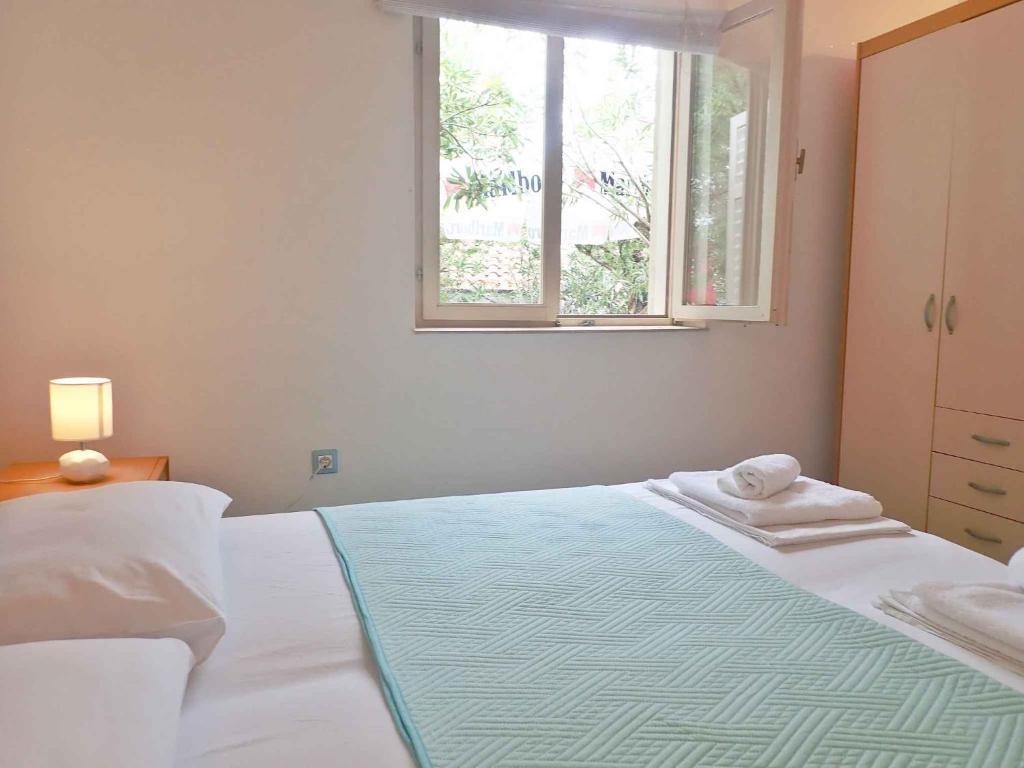 Łóżko lub łóżka w pokoju w obiekcie Apartment in Starigrad-Paklenica 34801