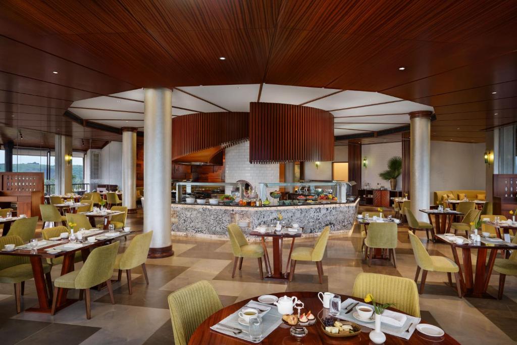 Restaurace v ubytování Taj Wayanad Resort & Spa, Kerala