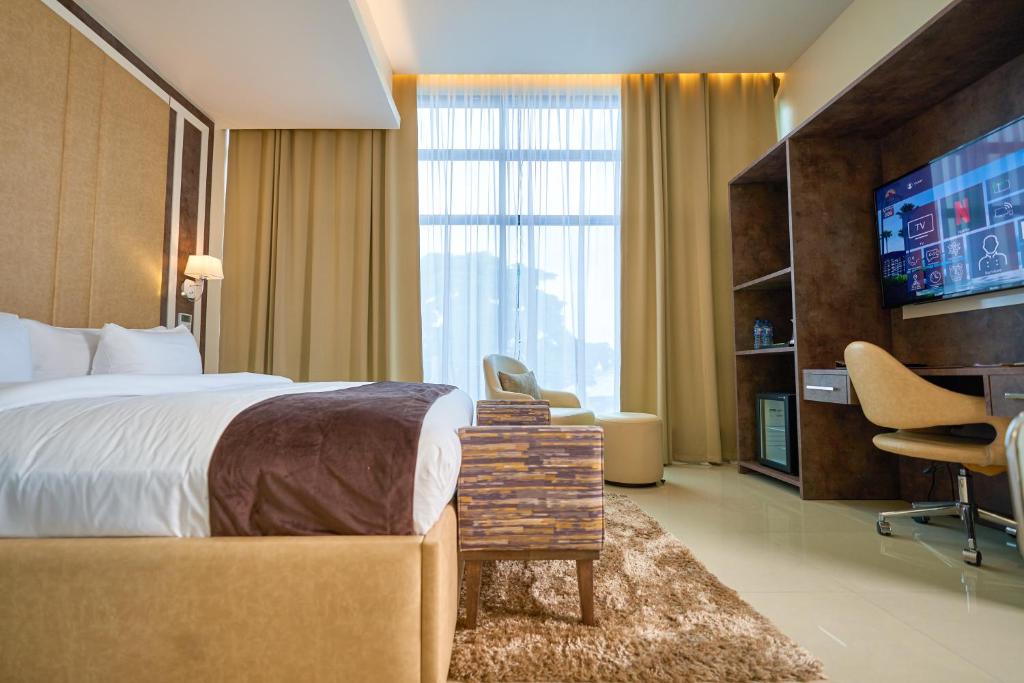 Postel nebo postele na pokoji v ubytování Monty Suites Lekki
