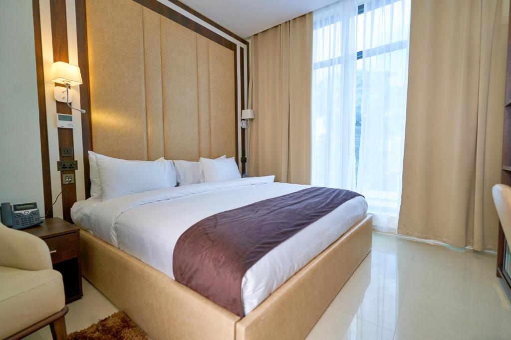 Postel nebo postele na pokoji v ubytování Monty Suites Lekki