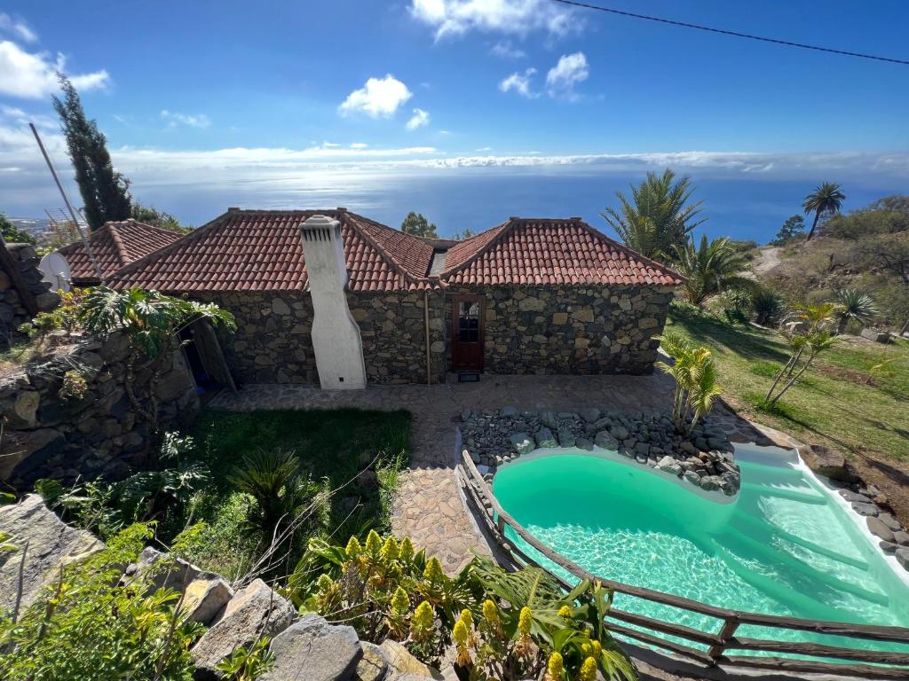 Vaade basseinile majutusasutuses Villa Awara by Rural La Palma või selle lähedal