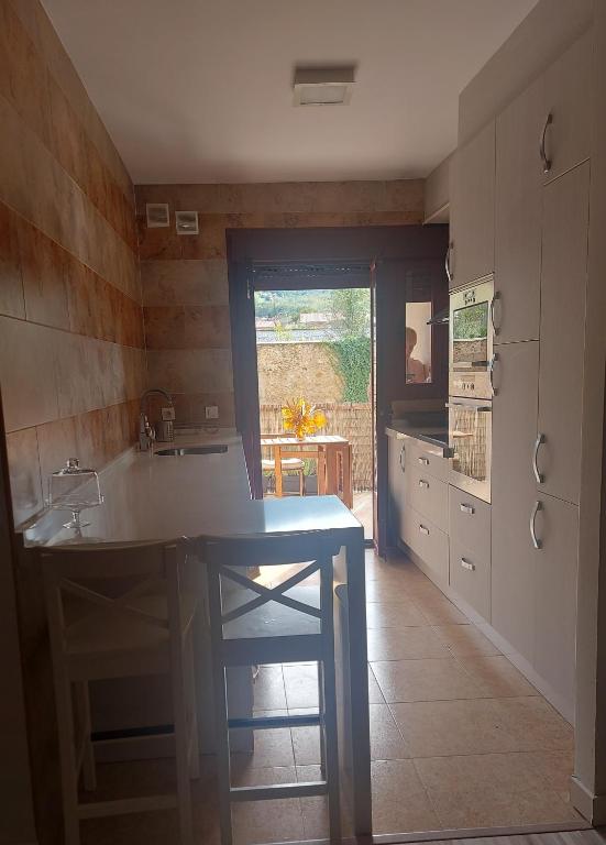 Kuchyň nebo kuchyňský kout v ubytování THE HOME Hervás Plaza de garaje gratis