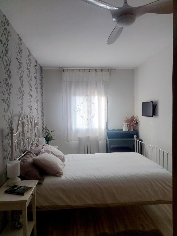 Postel nebo postele na pokoji v ubytování THE HOME Hervás Plaza de garaje gratis