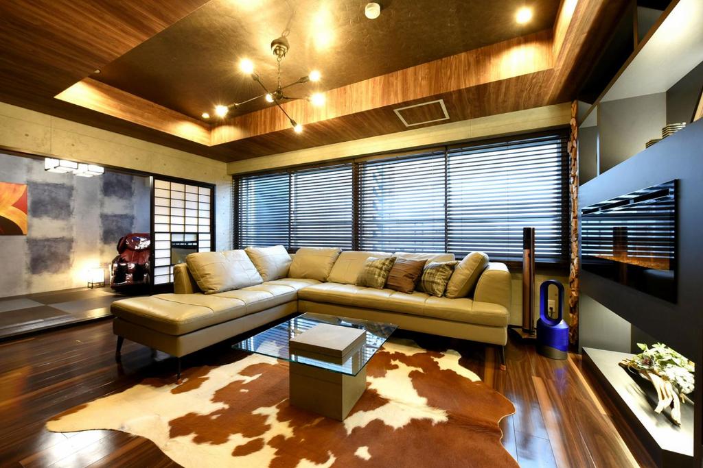- un salon avec un canapé et une table dans l'établissement Hills Garden 本通, à Tsukisappu