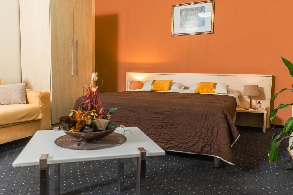 um quarto com uma cama com uma parede laranja em Hotel Pacific em Timişoara