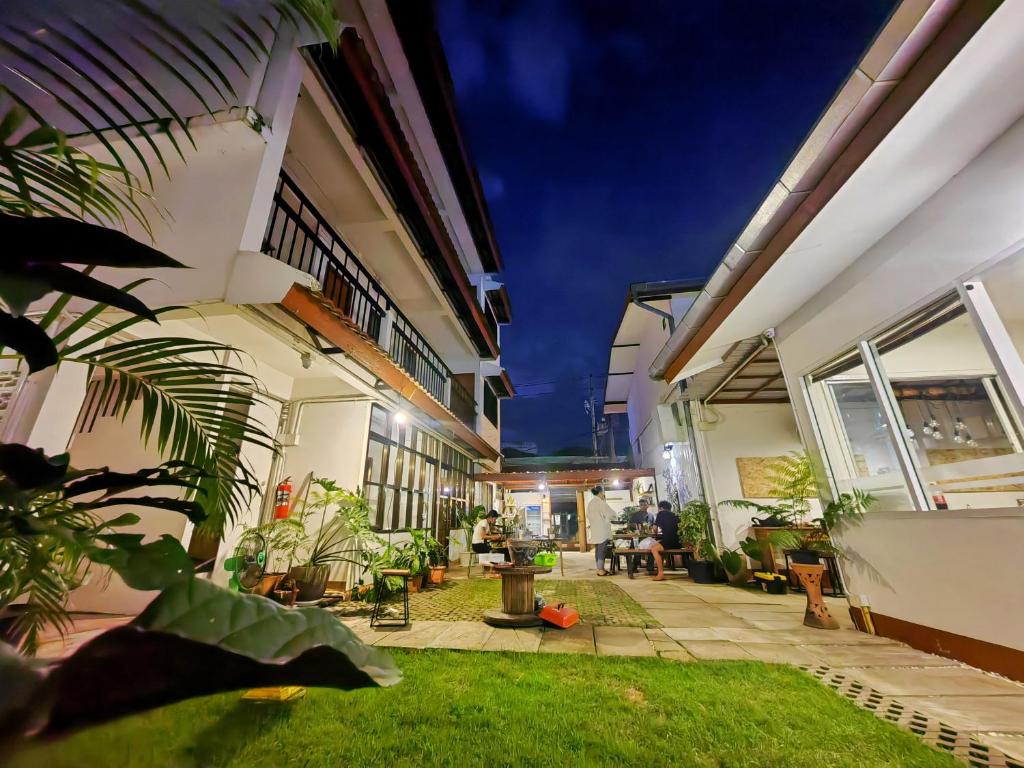 チェンマイにあるChiang Mai Gate houseの夜の家の中庭