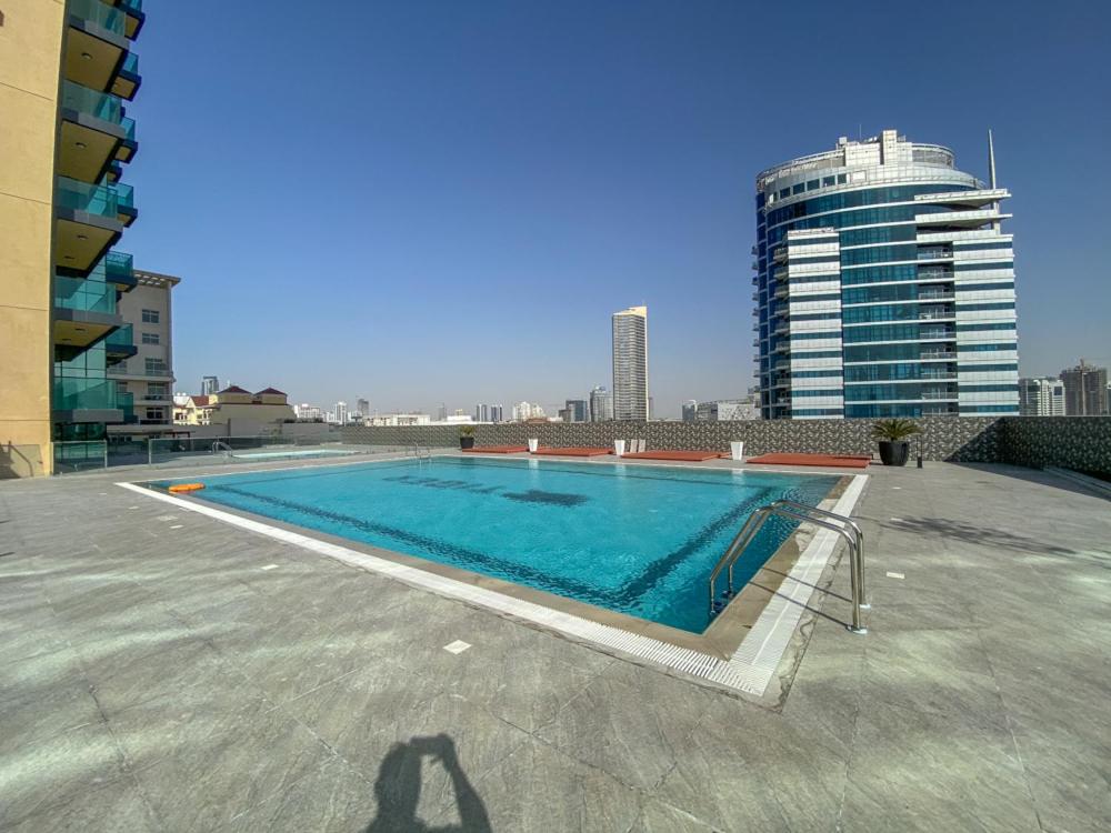Bazén v ubytování Urban Studio at The Square Tower Jumeirah Village Circle by Deluxe Holiday Homes nebo v jeho okolí