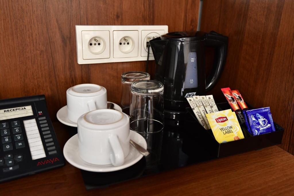 Zestaw do parzenia kawy i herbaty w obiekcie Hotel Downtown Kraków