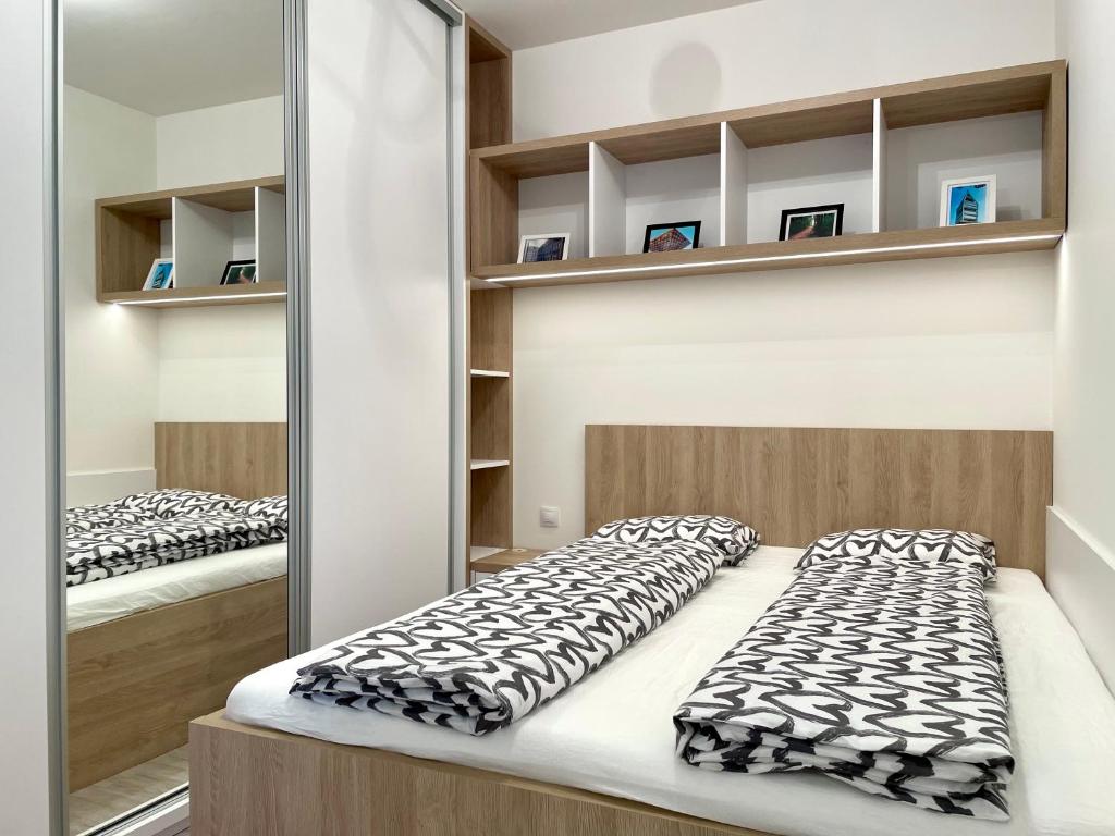 מיטה או מיטות בחדר ב-KamzikTower View - One