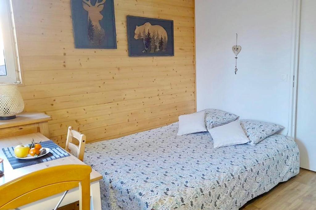 Postel nebo postele na pokoji v ubytování Appartement cosy 4 personnes charme estival à la montagne