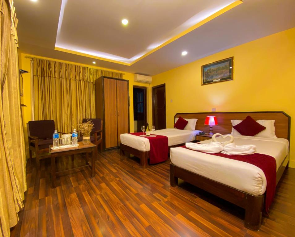 Postel nebo postele na pokoji v ubytování Thamel Grand Hotel