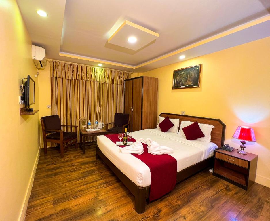 Postel nebo postele na pokoji v ubytování Thamel Grand Hotel