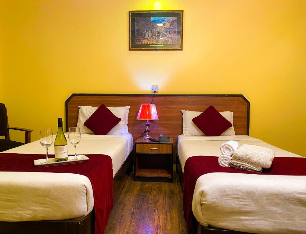 Postel nebo postele na pokoji v ubytování Thamel Grand Hotel