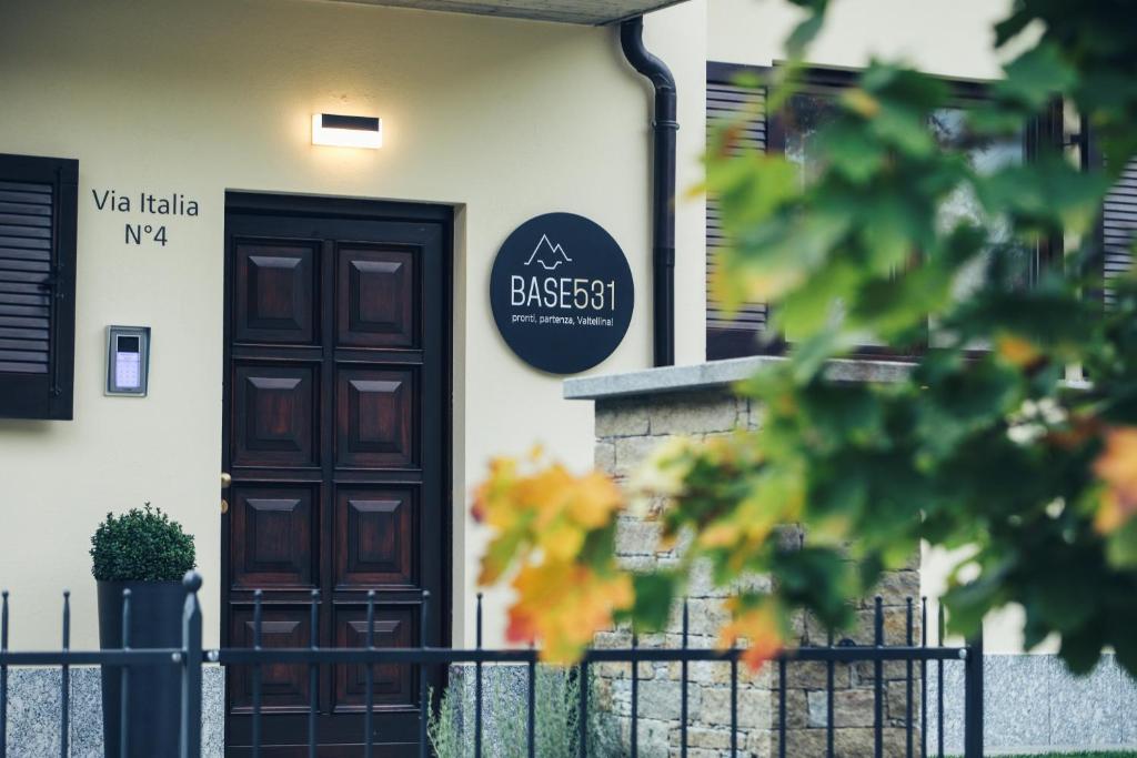 Certificato, attestato, insegna o altro documento esposto da Base531