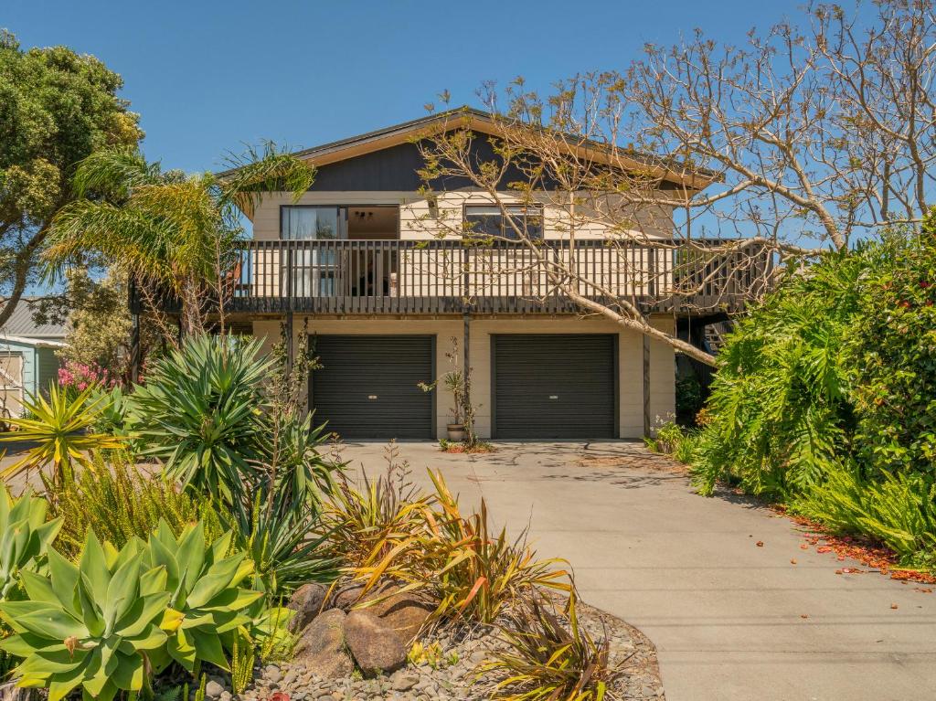 Casa con balcón y pasarela en Jacaranda Lodge - Whangamata Upstairs Unit en Whangamata