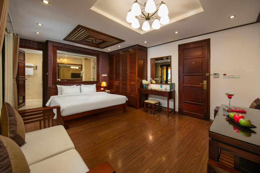 Postel nebo postele na pokoji v ubytování Hanoi Nostalgia Hotel & Spa