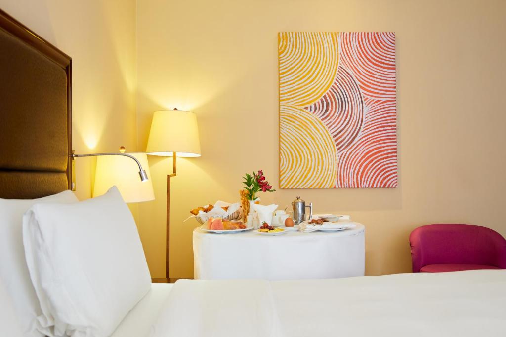 Postel nebo postele na pokoji v ubytování Mercure Nairobi Upper Hill
