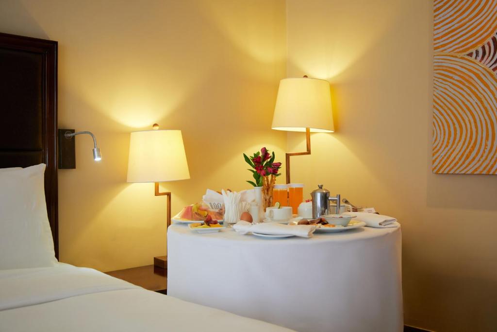 Postel nebo postele na pokoji v ubytování Mercure Nairobi Upper Hill