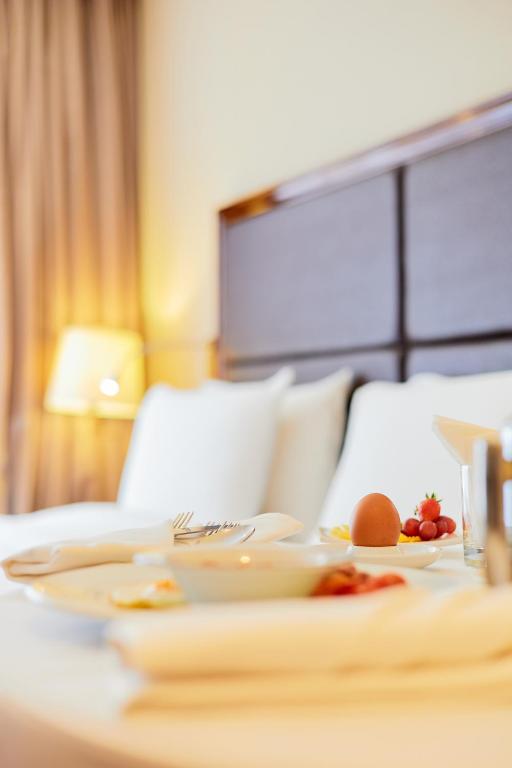 Postel nebo postele na pokoji v ubytování Mercure Nairobi Upper Hill