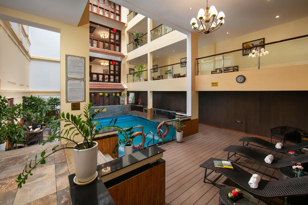 Bazén v ubytování Hanoi Nostalgia Hotel & Spa nebo v jeho okolí