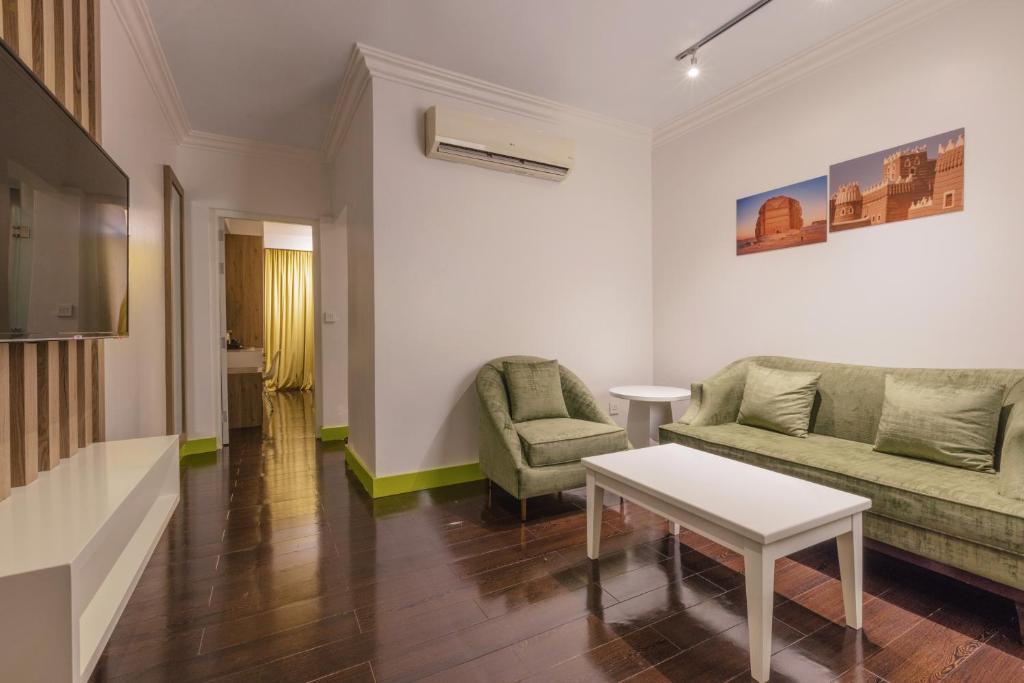 Super 8 Hotel Al Riyadh by Wyndham - King Room With Sofa Bed - Mobility Accessible