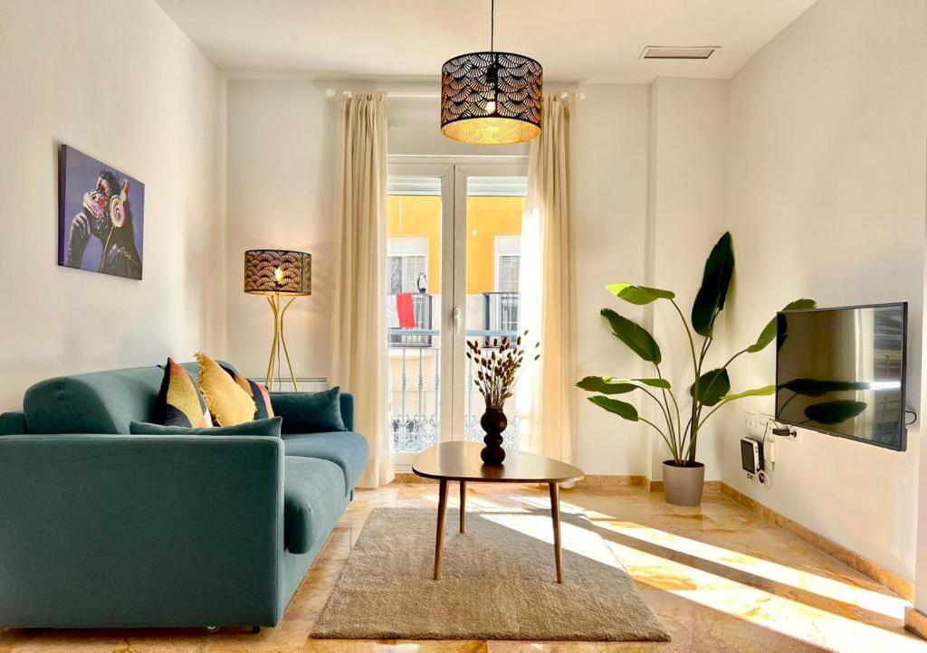 唐貝尼托的住宿－Amplio y luminoso apartamento en el centro，客厅配有蓝色的沙发和桌子