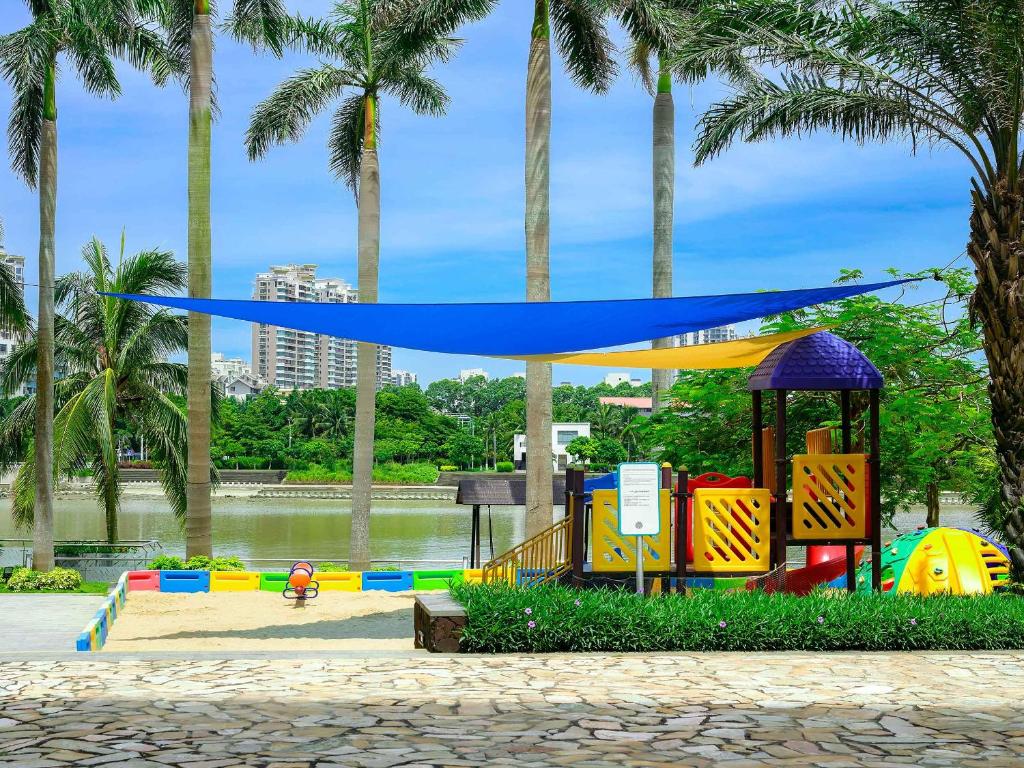 海口海口星海湾铂尔曼酒店的棕榈树公园的游乐场