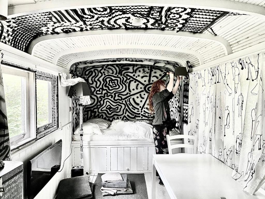 Postel nebo postele na pokoji v ubytování Slaapwagen Canvas
