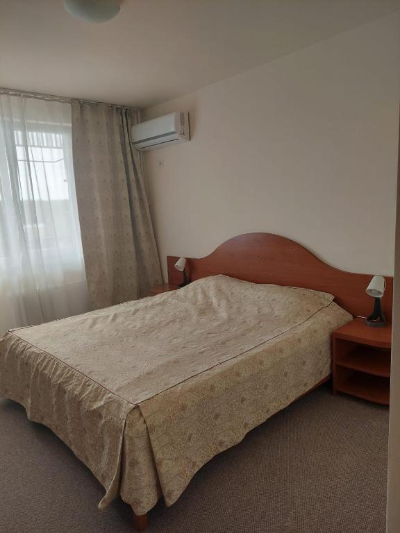 Postel nebo postele na pokoji v ubytování Hotel Muncel Băile Felix