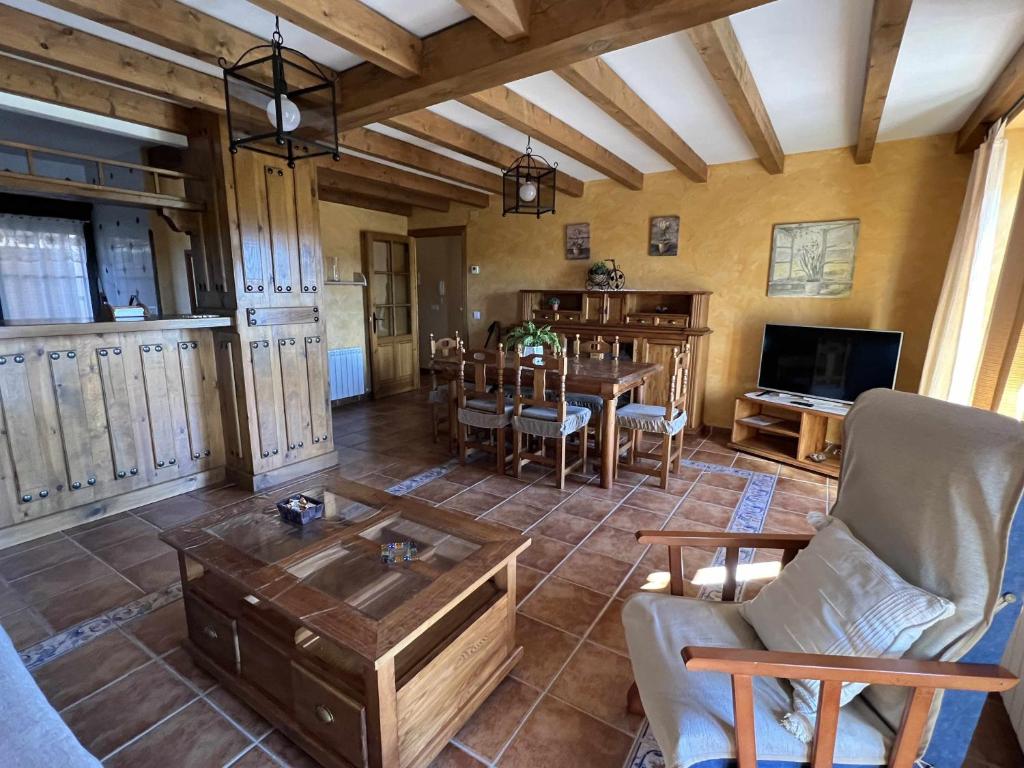 ein Wohnzimmer mit einem Tisch und einem Esszimmer in der Unterkunft La Nava de Gredos acogedor piso con vistas in Navarredonda de Gredos